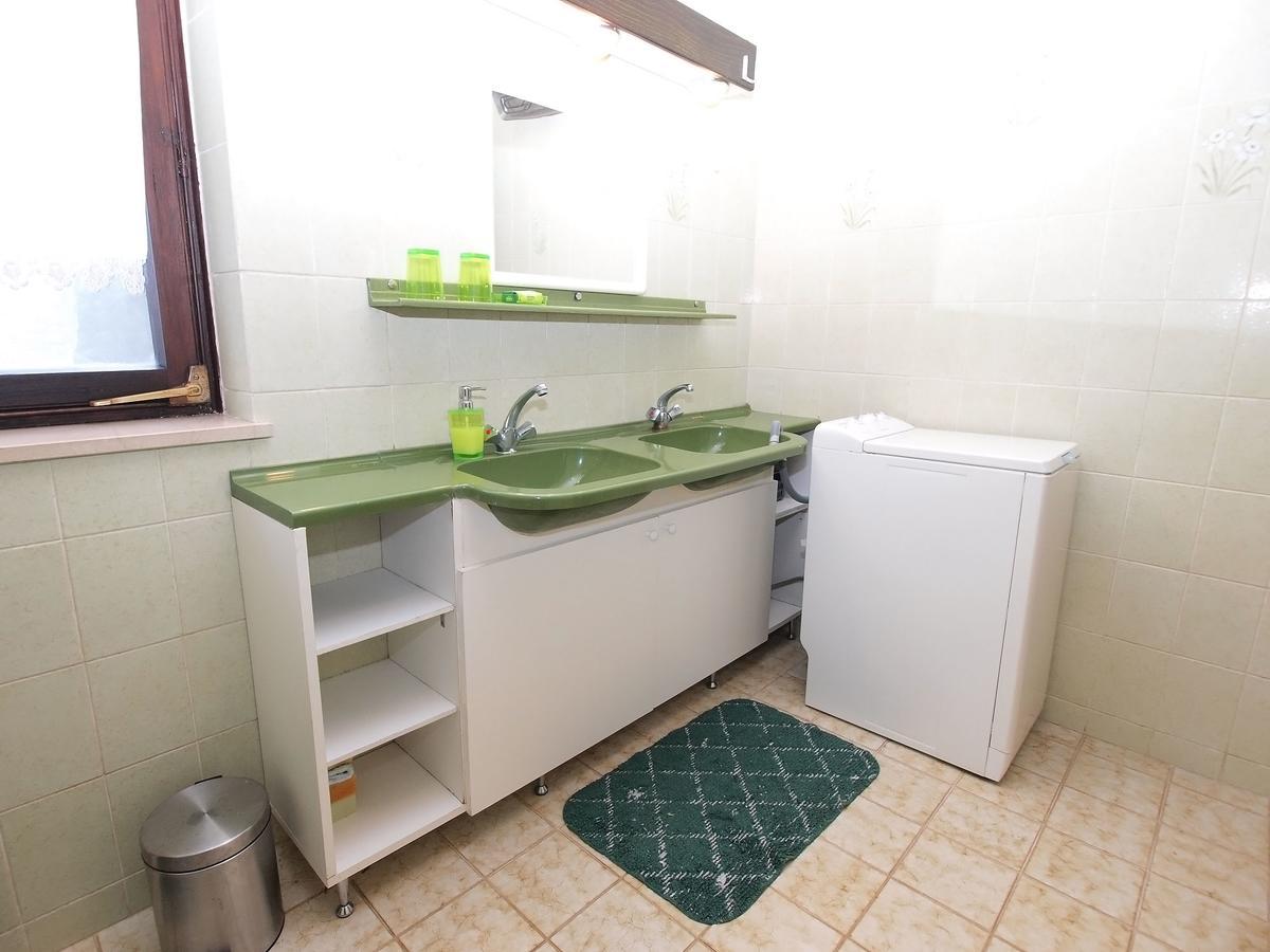 באניולה Apartments Dvorine 1210 מראה חיצוני תמונה