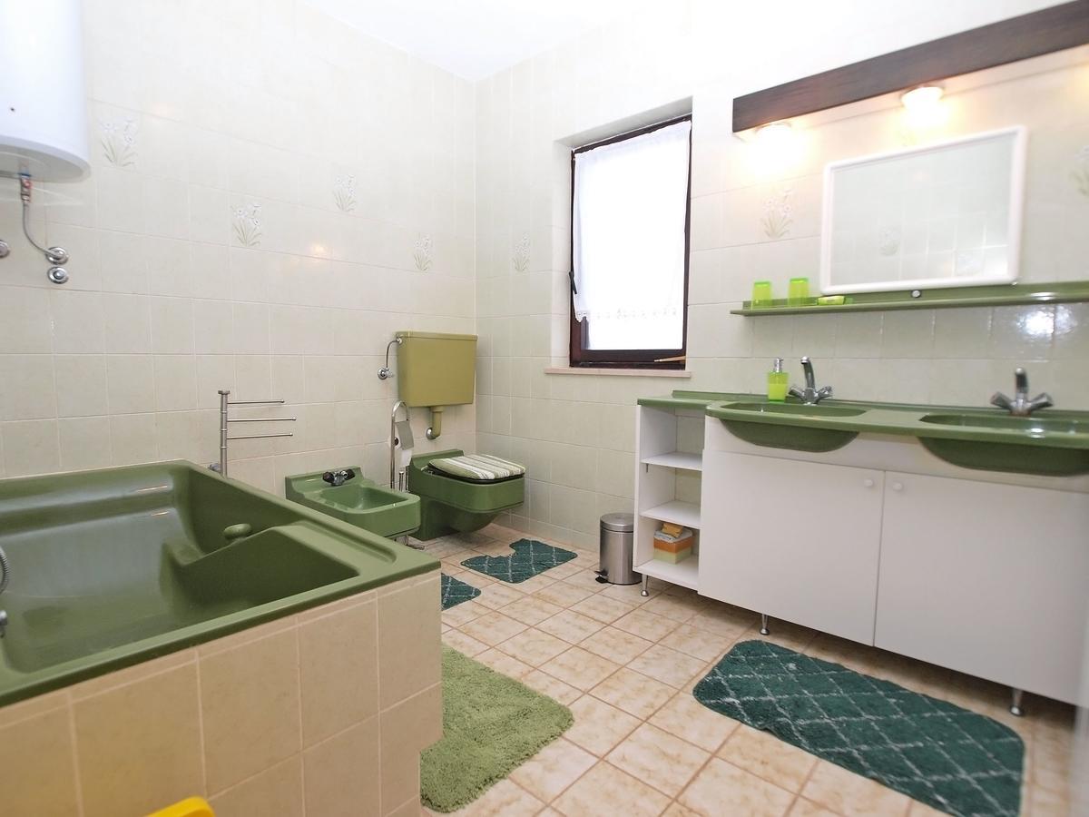 באניולה Apartments Dvorine 1210 מראה חיצוני תמונה